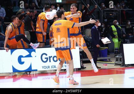 Bologna, Italien. November 2021. Die Spieler von Valencia feiern den Sieg am Ende des Eurocup-Turniermatches Segafredo Virtus Bologna gegen. Valencia Basket Club im Sportpalast Paladozza - Bologna, 10. November 2021 Quelle: Independent Photo Agency/Alamy Live News Stockfoto