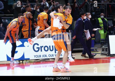 Bologna, Italien. November 2021. Die Spieler von Valencia feiern den Sieg am Ende des Eurocup-Turniermatches Segafredo Virtus Bologna gegen. Valencia Basket Club im Sportpalast Paladozza - Bologna, 10. November 2021 Quelle: Independent Photo Agency/Alamy Live News Stockfoto