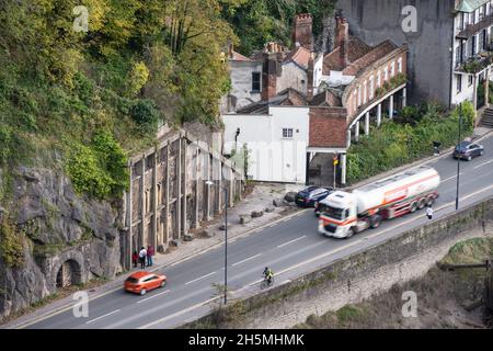 Der Verkehr fließt auf der A4 Portway Road vorbei am alten Gebäude der Clifton Rocks Railway in der Avon Gorge in Bristol. Stockfoto