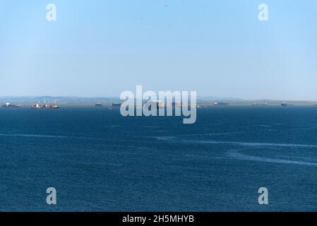 Los Angeles, CA USA - 15. Oktober 2021: Fracht- und Containerschiffe warten während des Lieferkettenrückstands auf die Einfahrt in den Hafen von Los Angeles Stockfoto