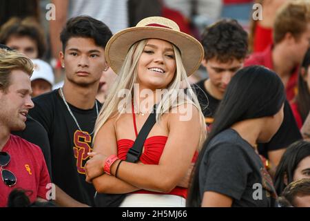 Die südkalifornischen Trojaner-Fans jubeln während eines NCAA-Fußballspiels zwischen den südkalifornischen Trojanern und den Utah Utes, Samstag, 9. Oktober 2021, Stockfoto