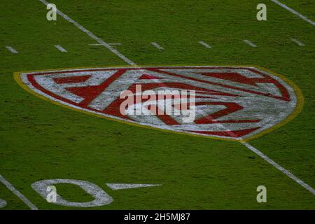 Detailansicht des PAC-12-Logos während eines NCAA-Fußballspiels zwischen den südkalifornischen Trojanern und den Utah Utes, Samstag, 9. Oktober 2021, in Lo Stockfoto