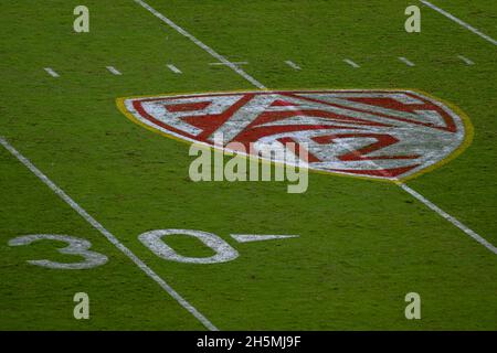 Detailansicht des PAC-12-Logos während eines NCAA-Fußballspiels zwischen den südkalifornischen Trojanern und den Utah Utes, Samstag, 9. Oktober 2021, in Lo Stockfoto