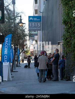 Los Angeles, CA USA - 28. Oktober 2021: Patienten stellen sich vor einer Pop-up-Impfklinik im Kaiser Hospital als Vollstreckung für Los Angeles-Impfpas auf Stockfoto
