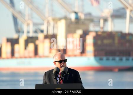 Gouverneur Larry Hogan (Republikaner von Maryland) nimmt vor der Ankunft des US-Präsidenten Joe Biden, der im Hafen von Baltimore Bemerkungen machen wird, wie der parteiübergreifende Infrastrukturvertrag zur Modernisierung der US-Häfen funktioniert und die Lieferketten stärkt, um Störungen zu vermeiden, am Mittwoch in Baltimore, Maryland, 10. November 2021. Aus dem Weißen Haus: Der 1706 gegründete Hafen von Baltimore (POB) verfügt über insgesamt sechs staatliche, öffentliche Marineterminals und ist einer der verkehrsreichsten Seehäfen in den USA. Er importiert und exportiert mehr Autos, Farm- und Baumaschinen als jede andere Stockfoto