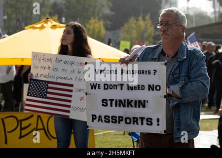 Los Angeles, CA USA - 8. November 2021: Stadtarbeiter von Los Angeles protestieren gegen Impfmandate, die ihre Arbeitsplätze bedrohen Stockfoto