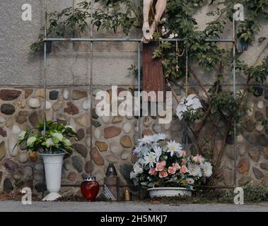 Schöne duftende Blumen in Vasen im Freien an einer Wand platziert Stockfoto