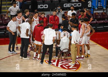Südkalifornische Trojaner-Mannschaft während einer Auszeit während eines NCAA College-Basketballspiels gegen die Northridge Matadors des US-Bundesstaates Cal, Dienstag, 9. November 2 Stockfoto