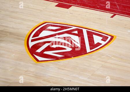 Detailansicht des PAC-12-Logos auf dem Platz während eines NCAA College-Basketballspiels zwischen den Südkalifornischen Trojanern und der Cal State Northridge Stockfoto