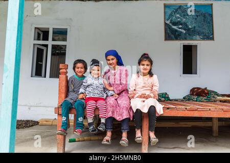 Margib, Provinz Sughd, Tadschikistan. 15. August 2021. Kinder auf einem Plattformbett in einem Bergdorf. Stockfoto