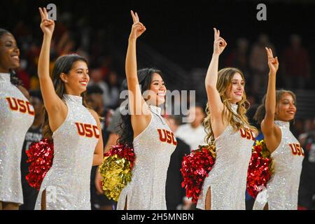 Die Südkalifornischen Trojaner feuern das Team während eines NCAA College-Basketballspiels zwischen den Südkalifornischen Trojanern und der Cal State Northridge an Stockfoto