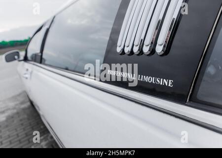 Teil des Luxusautos Design weiße Limousine und Fenster, Nahaufnahme. Stockfoto