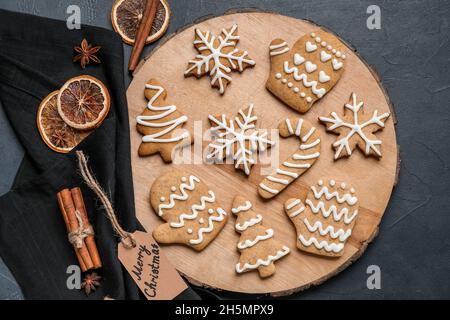 Tafel mit Weihnachts-Lebkuchenkuchen auf dunklem Hintergrund Stockfoto