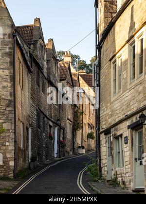 Traditionelle Steinhütten säumen die schmale Straße von Coppice Hill in Bradford-on-Avon, Wiltshire. Stockfoto