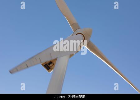 Windturbine, die erneuerbare Energie erzeugt, in der Gemeinde Rueda de Jalon, Region Valdejalon, Provinz Zaragoza, Aragon, Spanien Stockfoto