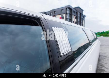 Teil des Luxusautos Design weiße Limousine und Fenster, Nahaufnahme. Stockfoto