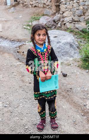 Margib, Provinz Sughd, Tadschikistan. 15. August 2021. Mädchen in traditioneller Kleidung in einem Bergdorf. Stockfoto