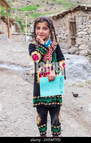 Margib, Provinz Sughd, Tadschikistan. 15. August 2021. Mädchen in traditioneller Kleidung in einem Bergdorf. Stockfoto