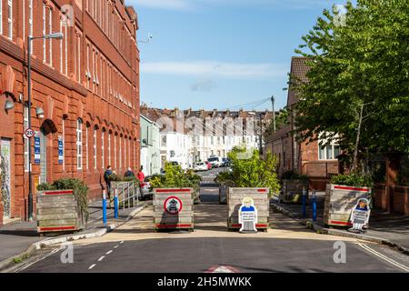 Eine Straße vor einer Grundschule ist für den Autoverkehr gesperrt, in dem Blumentöpfe eingesetzt werden, um einen „modalen Filter“ in Southville, Bristol, zu schaffen. Stockfoto