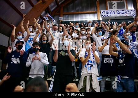 Chieri, Italien. November 2021. Fenera Chieri Supporters während des Volleyball Italian Serie A1 Frauenmatches zwischen reale Mutua Fenera Chieri und Imoco Volley Conegliano am 10. November 2021 in PalaFenera, Chieri/Turin. Foto Nderim Kaceli Kredit: Unabhängige Fotoagentur/Alamy Live Nachrichten Stockfoto