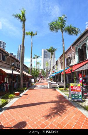 Bussorah Street in Singapurs Kampong Glam Viertel hinter der Sultan Moschee mit Restaurants, die arabische, griechische, italienische Küche etc. Anbieten Stockfoto