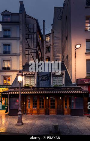 Paris, Frankreich - 27. Januar 2021: Typisches Restaurant namens Le Petit Chatelet in der Nähe der Kathedrale Notre Dame in Paris während der Sperre wegen Covid-19 Stockfoto