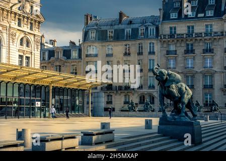 Paris, Frankreich - 30. April 2021: Blick auf das Musée d'Orsay, ein wunderbares Museum in Paris Stockfoto