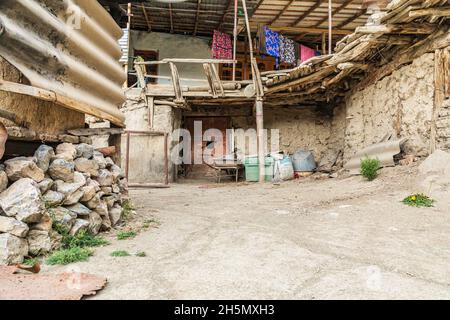 Margib, Provinz Sughd, Tadschikistan. 15. August 2021. Innenhof eines traditionellen Hauses in einem Bergdorf. Stockfoto