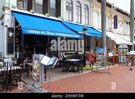 Bussorah Street in Singapurs Kampong Glam Viertel hinter der Sultan Moschee mit Restaurants, die arabische, griechische, italienische Küche etc. Anbieten Stockfoto