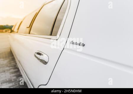 Die Rückseite eines weißen Limousinen-Autos mit einem Türgriff für die Nahaufnahme. Stockfoto