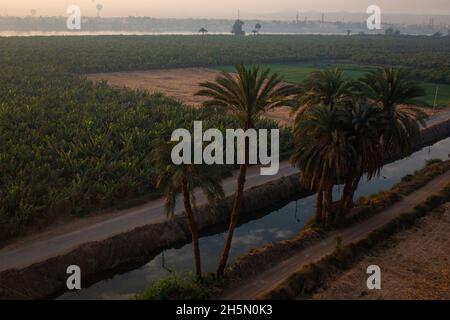 Einer der Bewässerungskanäle in den Feldern entlang des Nils, ein Blick vom Heißluftballon, Luxor, Ägypten Stockfoto