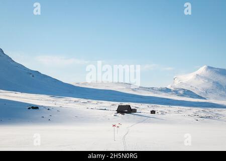 Eine Nothütte im Schnee auf dem Kungsleden Trail zwischen Salka und Kebnekaise, Anfang April 2021 Stockfoto