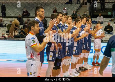 Ravenna, Italien. November 2021. Consar RCM Ravenna auf dem Platz während Consar Ravenna gegen ITAS Trentino, Volleyball Italienische Serie A Männer Superliga Meisterschaft in Ravenna, Italien, November 10 2021 Quelle: Independent Photo Agency/Alamy Live News Stockfoto