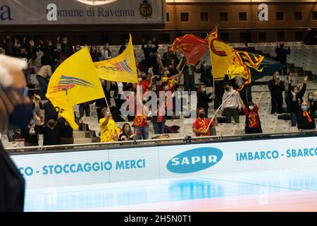 Ravenna, Italien. November 2021. Ravenna-Fans während des Consar Ravenna gegen ITAS Trentino, Volleyball Italienische Serie A Männer Superliga Meisterschaft in Ravenna, Italien, November 10 2021 Quelle: Independent Photo Agency/Alamy Live News Stockfoto