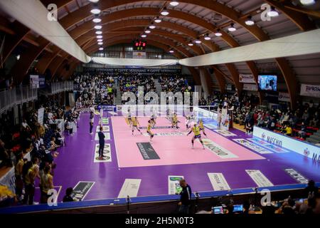 Chieri, Italien. 10. Nov, 2021. Während des Volleyball Italian Serie A1 Frauenmatches zwischen reale Mutua Fenera Chieri und Imoco Volley Conegliano am 10. November 2021 in PalaFenera, Chieri/Turin. Foto Nderim Kaceli Kredit: Unabhängige Fotoagentur/Alamy Live Nachrichten Stockfoto