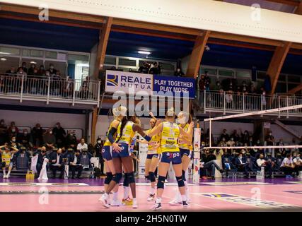 Chieri, Italien. November 2021. Imoco Team beim Volleyball Italian Serie A1 Women Match zwischen reale Mutua Fenera Chieri und Imoco Volley Conegliano am 10. November 2021 in PalaFenera, Chieri/Turin. Foto Nderim Kaceli Kredit: Unabhängige Fotoagentur/Alamy Live Nachrichten Stockfoto