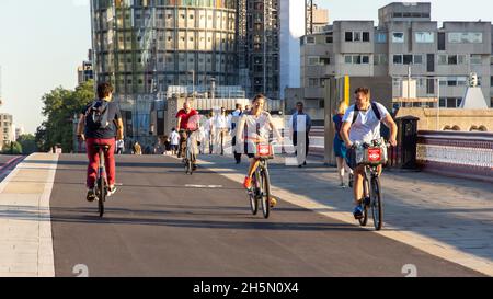 London, England, Großbritannien - 19. Juli 2016: Radfahrer fahren über die Blackfriars Bridge auf Londons neu eröffnetem Nord-Süd Cycle Superhighway. Stockfoto