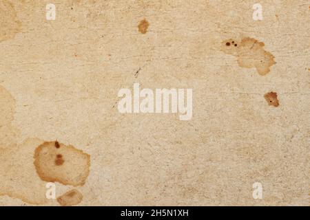 Gealtertes, raues, verwittertes Papier, Schmutzflecken, Flecken, braune Papptextur, Vintage-Hintergrund Stockfoto