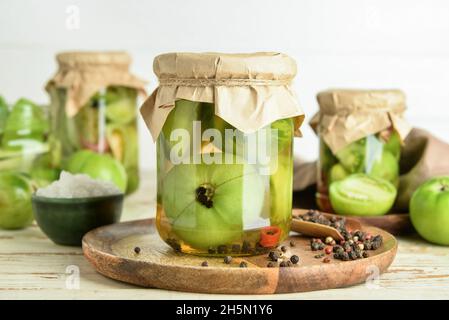 Gläser mit grünen Tomaten aus der Dose auf dem Tisch Stockfoto