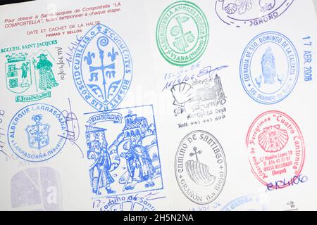 Die Seite eines Pilgers credencial, gefüllt mit Briefmarken von Albergues (Hostels), die sich entlang des Camino de Santiago angesammelt haben. Camino Frances, Spanien 2006 Stockfoto