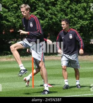 SOUTHAMPTON TRAINING 4-07-05 PETER CROUCH UND DENNIS WISE. PIC MIKE WALKER, 2005 Stockfoto