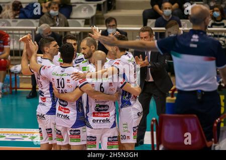 Ravenna, Italien. November 2021. Jubel des Trentino während des Consar Ravenna gegen ITAS Trentino, Volleyball Italienische Serie A Männer Superliga Meisterschaft in Ravenna, Italien, November 10 2021 Quelle: Independent Photo Agency/Alamy Live News Stockfoto