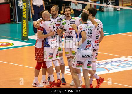 Ravenna, Italien. November 2021. Jubel des Trentino während des Consar Ravenna gegen ITAS Trentino, Volleyball Italienische Serie A Männer Superliga Meisterschaft in Ravenna, Italien, November 10 2021 Quelle: Independent Photo Agency/Alamy Live News Stockfoto