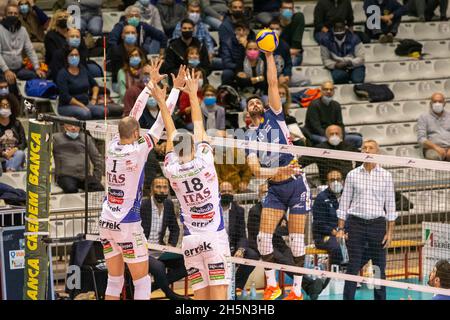 Ravenna, Italien. November 2021. Niels Klapwijk Spike während des Consar Ravenna gegen ITAS Trentino, Volleyball Italienische Serie A Männer Superliga Meisterschaft in Ravenna, Italien, November 10 2021 Quelle: Independent Photo Agency/Alamy Live News Stockfoto