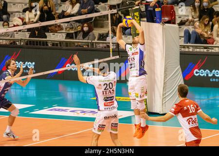 Ravenna, Italien. November 2021. Riccardo Sbertoli (Trentino) spielt während des Consar Ravenna vs ITAS Trentino, Volleyball Italienische Serie A Männer Superliga Meisterschaft in Ravenna, Italien, November 10 2021 Quelle: Independent Photo Agency/Alamy Live News Stockfoto