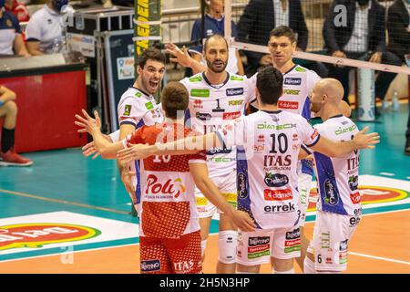 Ravenna, Italien. November 2021. Jubel des Trentino während des Consar Ravenna gegen ITAS Trentino, Volleyball Italienische Serie A Männer Superliga Meisterschaft in Ravenna, Italien, November 10 2021 Quelle: Independent Photo Agency/Alamy Live News Stockfoto