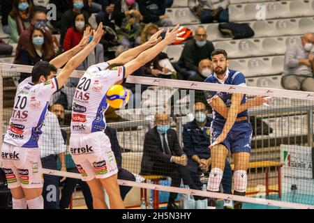 Ravenna, Italien. November 2021. Niels Klapwijk Spike während des Consar Ravenna gegen ITAS Trentino, Volleyball Italienische Serie A Männer Superliga Meisterschaft in Ravenna, Italien, November 10 2021 Quelle: Independent Photo Agency/Alamy Live News Stockfoto