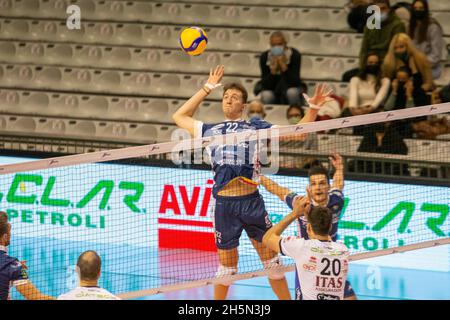 Ravenna, Italien. November 2021. Francesco Comparoni (Ravenna) attackiert während des Consar Ravenna gegen ITAS Trentino, Volleyball Italienische Serie A Männer Superliga Meisterschaft in Ravenna, Italien, November 10 2021 Quelle: Independent Photo Agency/Alamy Live News Stockfoto