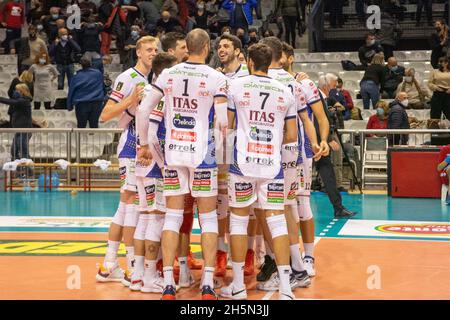 Ravenna, Italien. November 2021. Trentino gewinnt das Spiel während des Consar Ravenna gegen ITAS Trentino, Volleyball Italienische Serie A Männer Superliga Meisterschaft in Ravenna, Italien, November 10 2021 Quelle: Independent Photo Agency/Alamy Live News Stockfoto