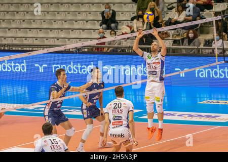 Ravenna, Italien. November 2021. Riccardo Sbertoli (Trentino) spielt während des Consar Ravenna vs ITAS Trentino, Volleyball Italienische Serie A Männer Superliga Meisterschaft in Ravenna, Italien, November 10 2021 Quelle: Independent Photo Agency/Alamy Live News Stockfoto